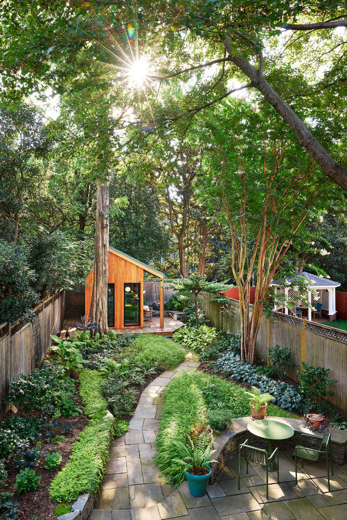 Backyard Writer’s Cabin in Georgetown, DC with lush, green landscaping