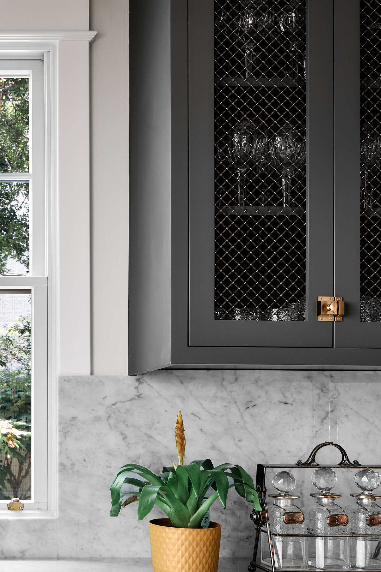 how-to-pull-off-a-white-kitchen-that-is-warm-and-inviting-02